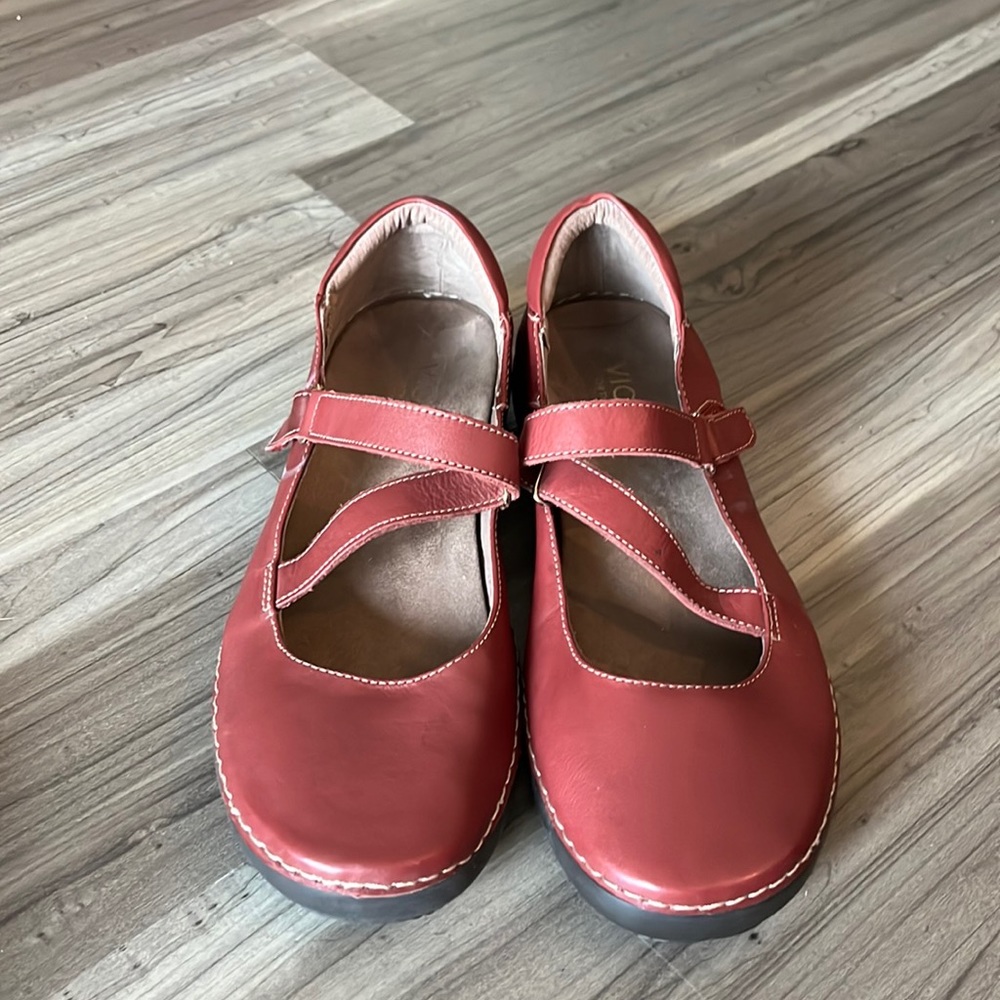Vionic with Orthaheel SZ 9 wine colored flats. Preowned in great condition.